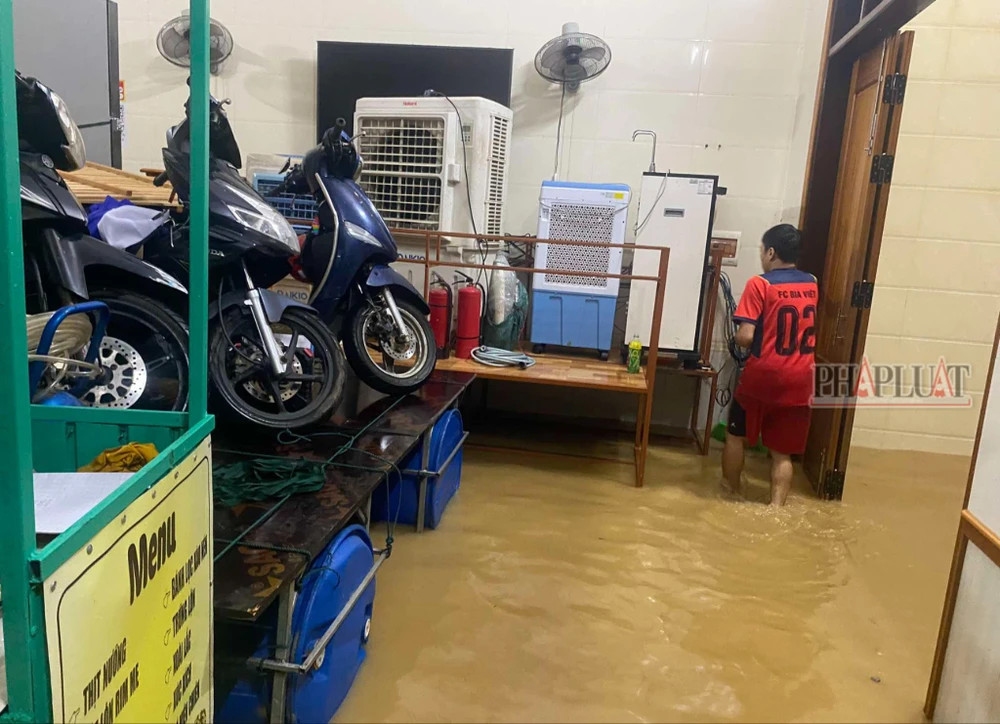 Cận cảnh người dân Quảng Bình hối hả chạy lũ trong đêm