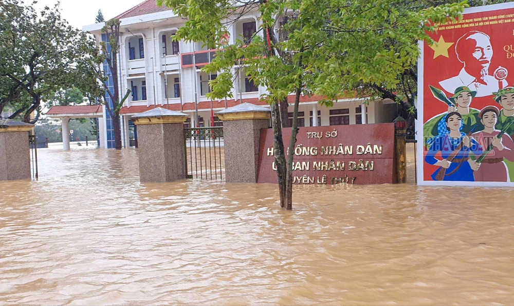 Cận cảnh nhiều trụ sở, trường học ở Quảng Bình chìm trong nước lũ