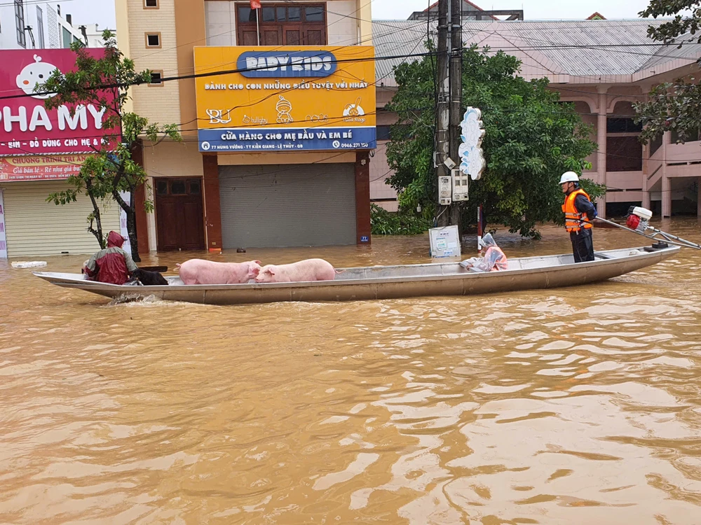 nước lũ cuốn mất tích khi di chuyển tài sản để tránh lũ