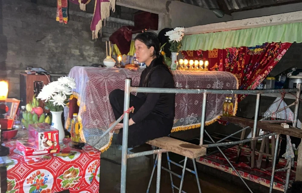 3 ngày ngồi cạnh quan tài cha trong căn nhà xập xệ ngập gần 1m8