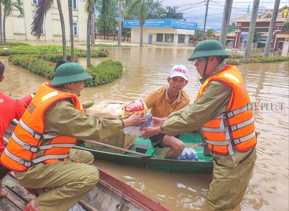 nguoi-dan-vung-lu-quang-binh-thieu-nuoc (2).jpg