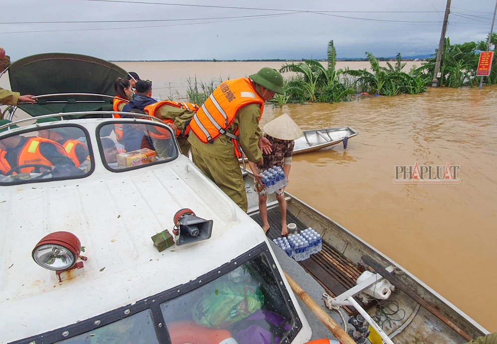 nguoi-dan-vung-lu-quang-binh-thieu-nuoc (4).jpg