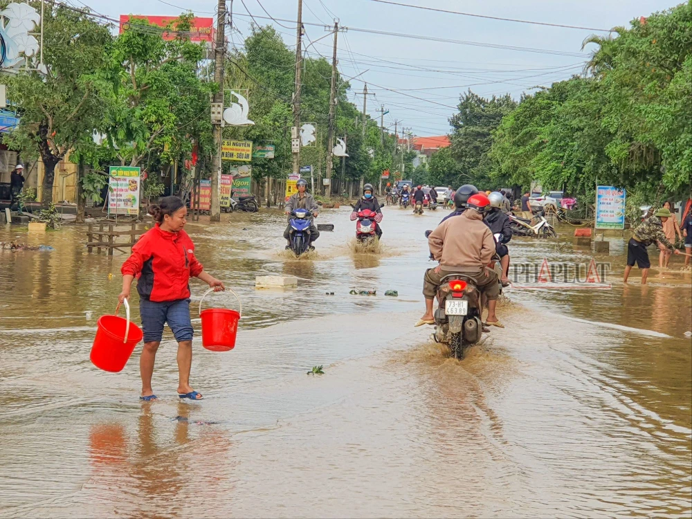 Người dân Quảng Bình tất bật dọn bùn ngay khi lũ rút