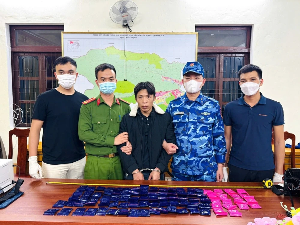 Đang chờ giao gần 2 kg ma túy cho người khác thì bị bắt quả tang