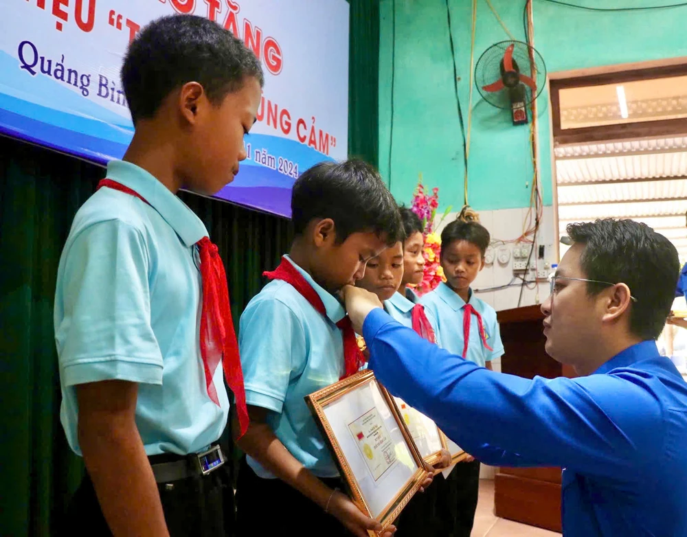 Trao Huy hiệu Tuổi trẻ dũng cảm cho 5 em học sinh cứu 2 người khỏi đuối nước