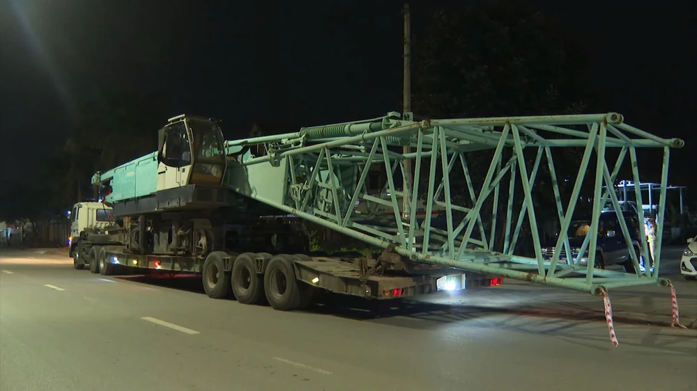 Nam tài xế không giấy phép lái xe chở hàng 'khủng' đi ngược chiều trên QL1A