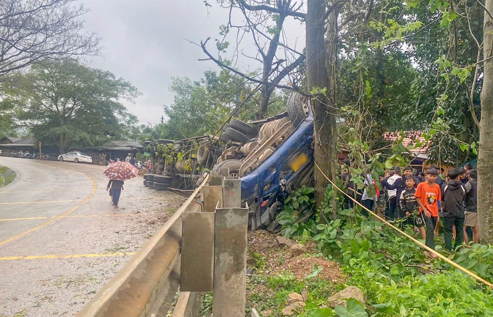 Xe container bị lật nghiêng trên Quốc lộ 12A ở Quảng Bình, 2 người bị thương