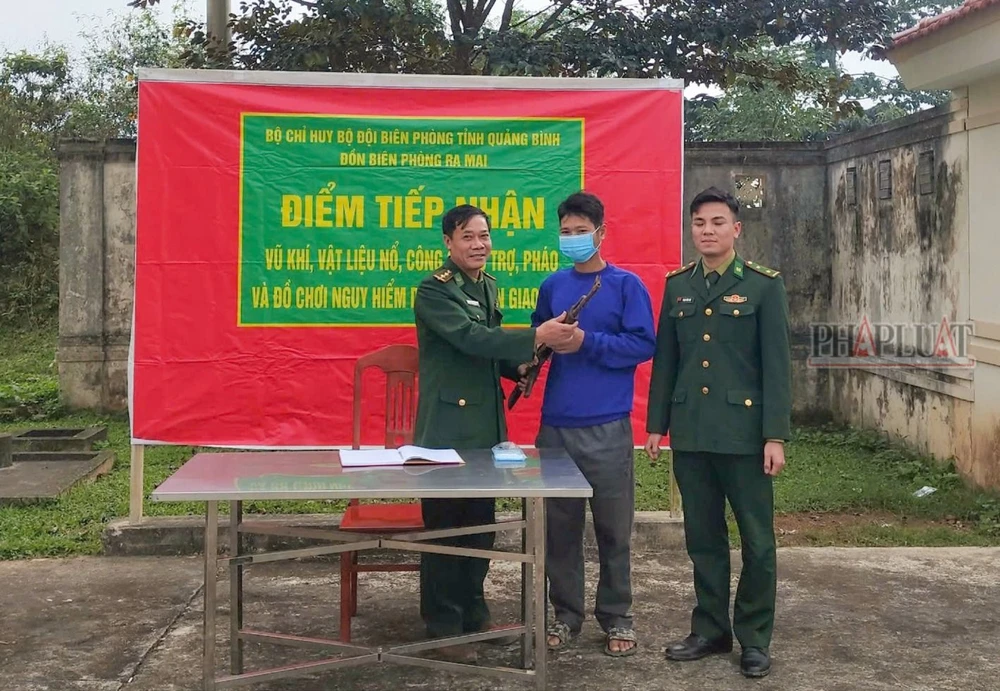 Người đàn ông ở Quảng Bình giao nộp khẩu súng AK-47 nhặt được khi đi làm rẫy