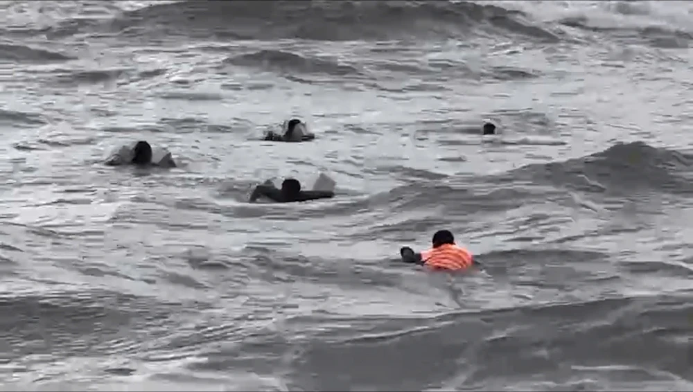 Sóng lớn đánh chìm tàu cá, 6 ngư dân bám vào mũi tàu suốt đêm chờ cứu hộ