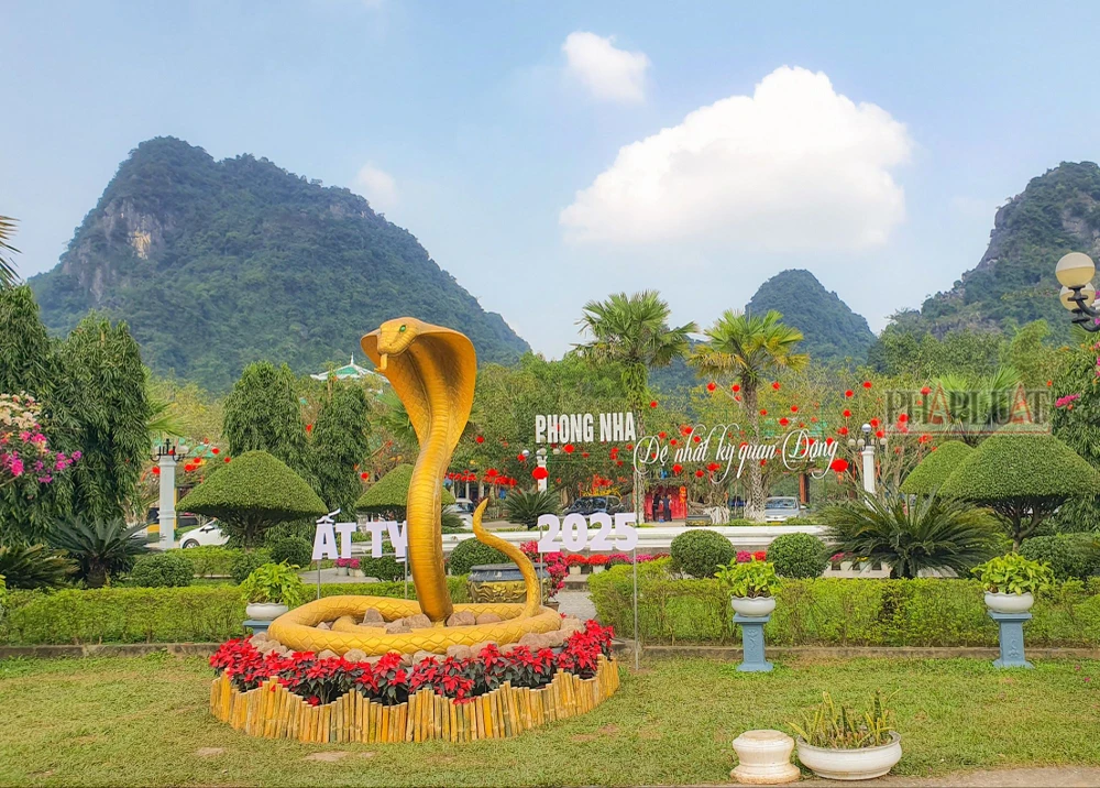 Chiêm ngưỡng linh vật rắn ở Quảng Bình