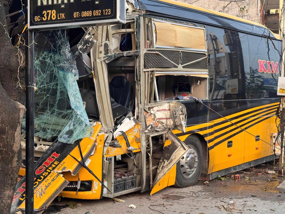 Xe ô tô khách đâm vào nhà dân trên Quốc lộ 1A ở Quảng Bình