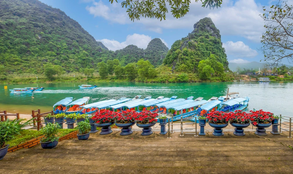 Đi thuyền 10km ngắm miền sơn cước và kỳ quan đệ nhất động