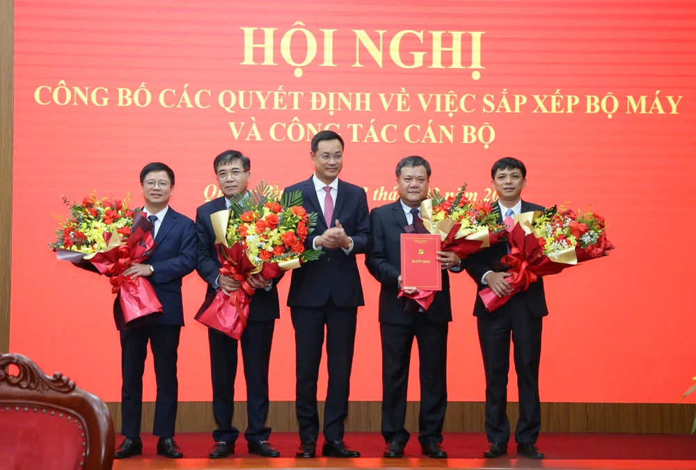 Truong-Ban-tuyen-giao-va-dan-van-tinh-uy-quang-binh (1).jpg