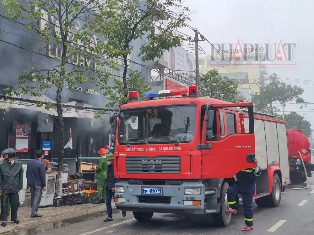 Cháy cửa hàng mua bán điện thoại, máy tính và phụ kiện ở Quảng Bình