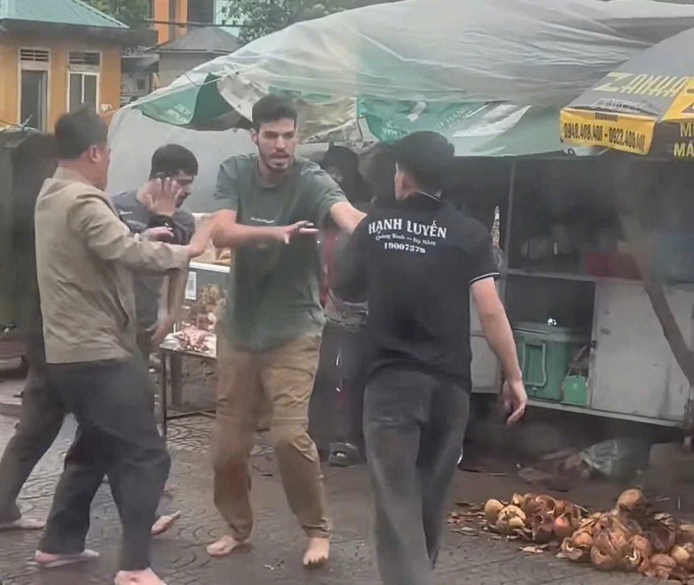 Nhân viên nhà xe xô xát với khách nước ngoài vì lí do xin đi vệ sinh