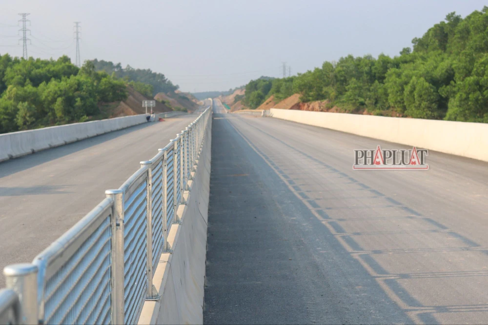 Ngắm cao tốc Bắc-Nam qua Quảng Bình trước ngày thông xe