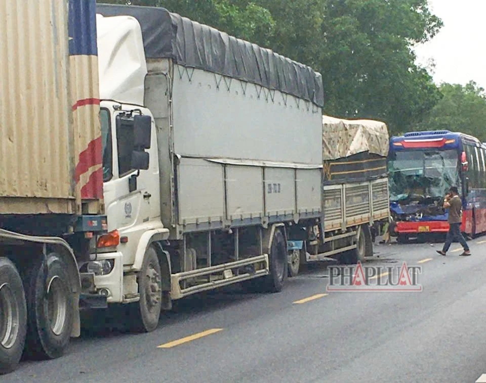 4 xe tai nạn liên hoàn trên Quốc lộ 1 qua Quảng Bình, nhiều hành khách hú vía