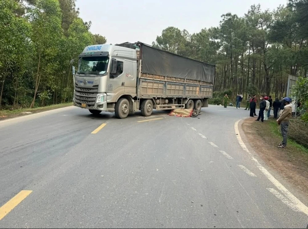 Xe máy chở 3 va chạm với xe tải, 1 em học sinh tử vong