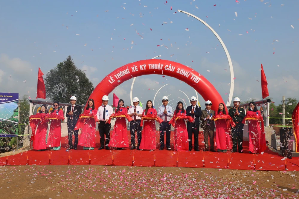 Thông xe kỹ thuật 2 cây cầu vượt sông Thu Bồn và sông Vu Gia ở Quảng Nam