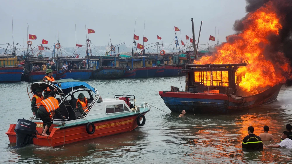 Tàu cá bốc cháy dữ dội khi đang neo đậu trên sông Nhật Lệ