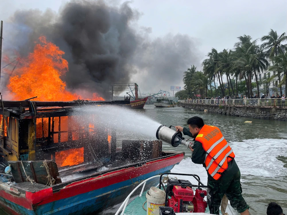 tau-ca-boc-chay-du-doi-khi-dang-neo-dau-tren-song-Nhat-Le (2).jpg
