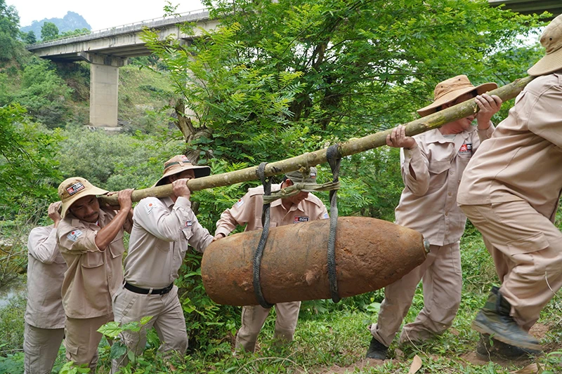 Đi thăm rẫy, người dân Quảng Bình phát hiện quả bom nặng hơn 3 tạ