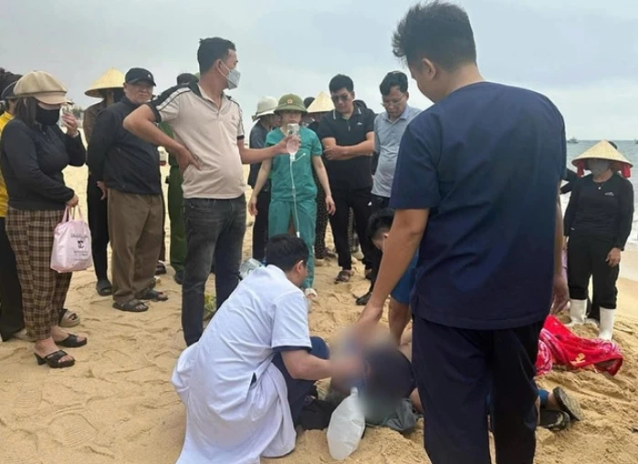 Ôm can nhựa bơi từ nơi neo tàu vào bờ, một ngư dân đuối nước thương tâm