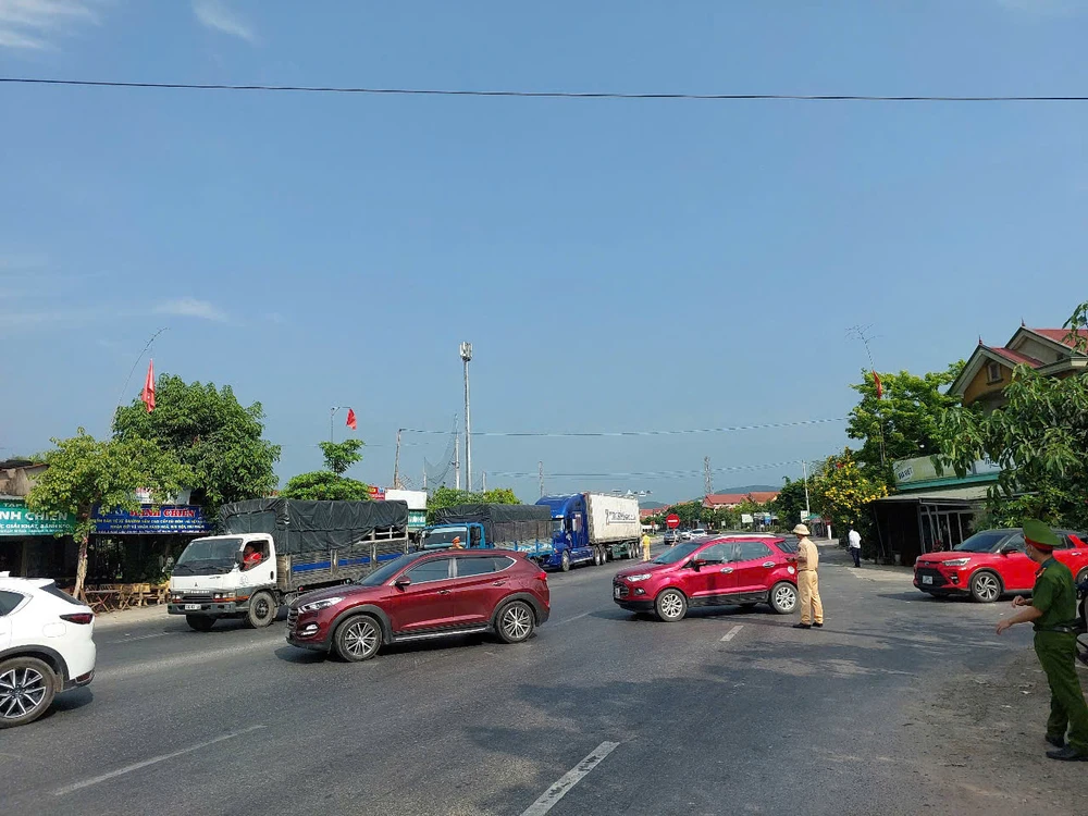 Quốc lộ 1A qua cầu Gianh ở Quảng Bình tắc gần 1km