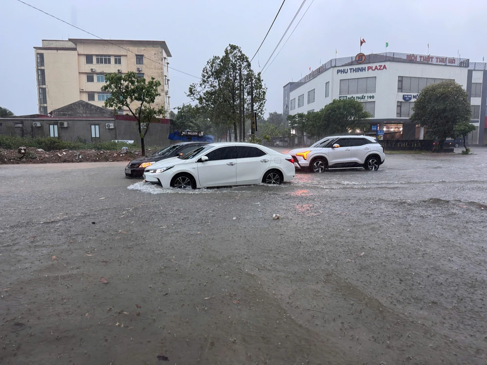 ngap-ung-nhieu-tuyen-duong-o-Dong-Hoi (3).jpg