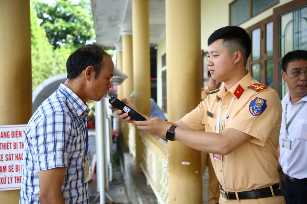 Lần đầu tiên thí sinh thi bằng lái ở Quảng Bình phải đo nồng độ cồn trước khi vào thi