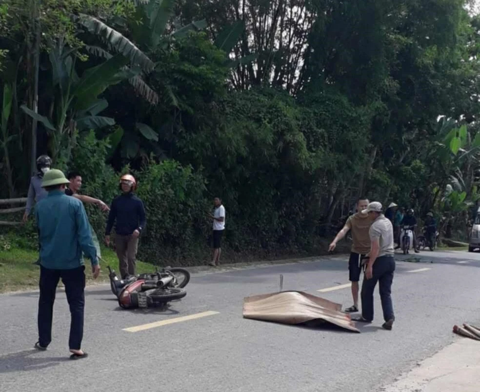 Va chạm liên tiếp với 2 xe ô tô, nam thanh niên tử vong tại chỗ