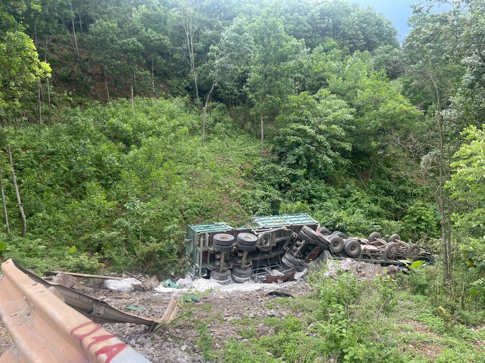 Tài xế kịp thời thoát khỏi cabin trước lúc xe đầu kéo lao xuống vực