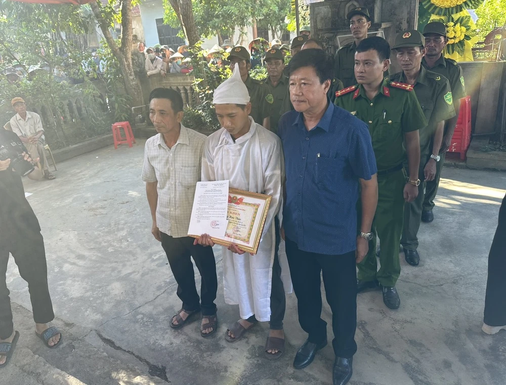 Truy tặng Huân chương dũng cảm cho người đàn ông tử vong khi chữa cháy rừng