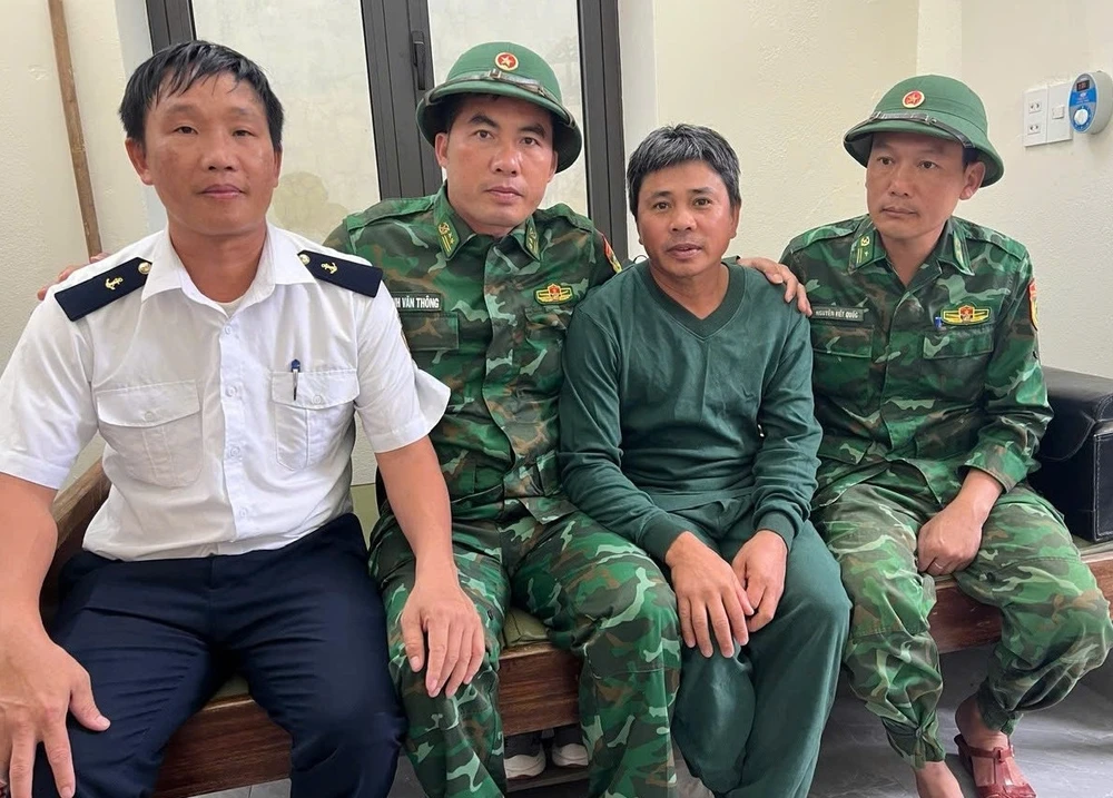 Cuộc trở về diệu kỳ của 11 thuyền viên sau hơn 15 giờ lênh đênh trên biển