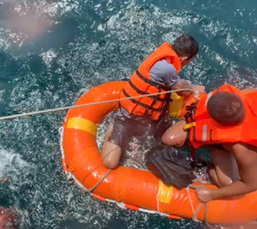 Cứu thêm 7 thuyền viên của tàu Công Thành 07 khi đang trôi dạt trên biển