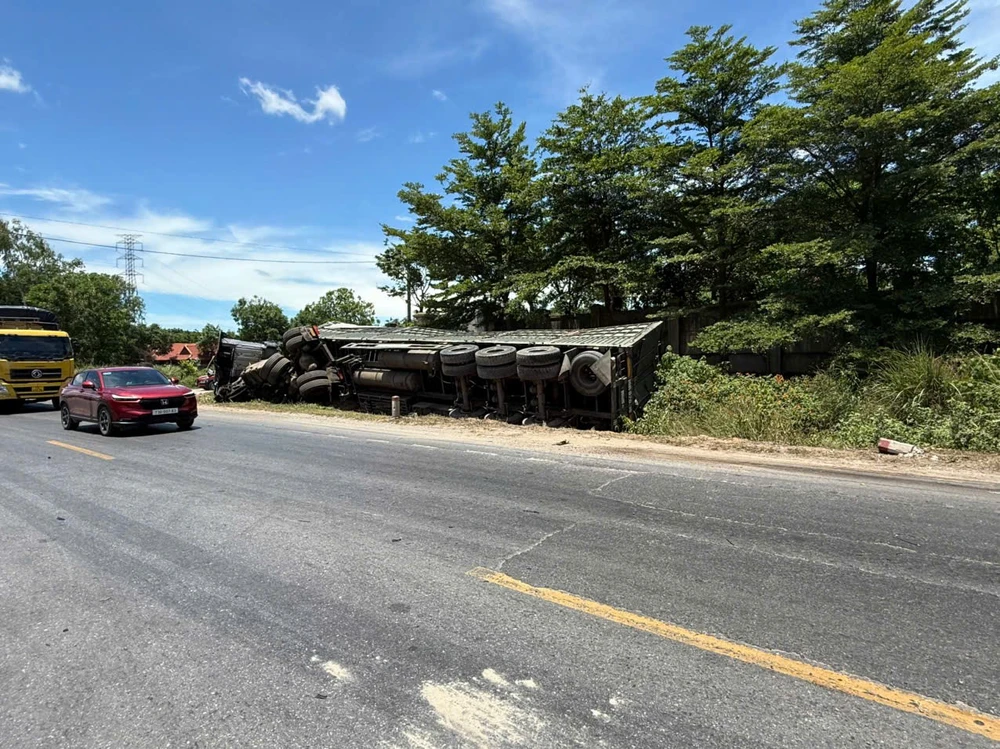 Va chạm với xe ô tô con, xe đầu kéo bị lật nghiêng trên Quốc lộ 1A