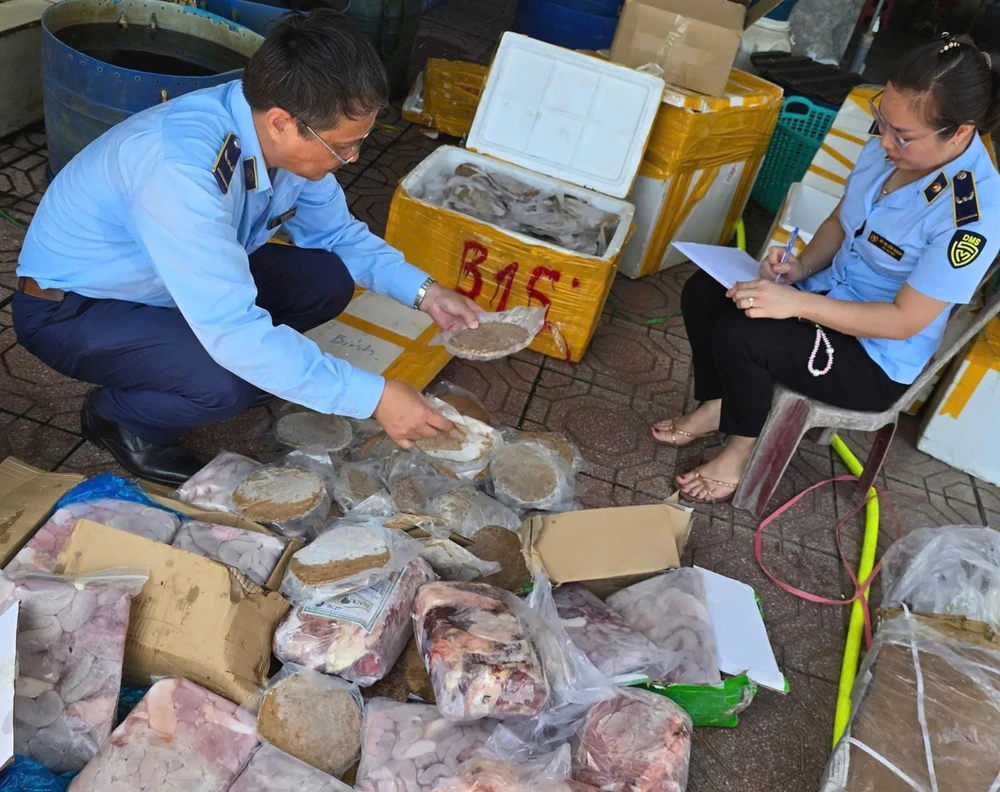 Quản lý thị trường Quảng Bình thu giữ gần 3 tạ thực phẩm không rõ nguồn gốc