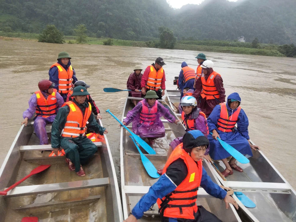 Tìm kiếm 2 chị em bị nước lũ cuốn trôi mất tích ở Quảng Bình