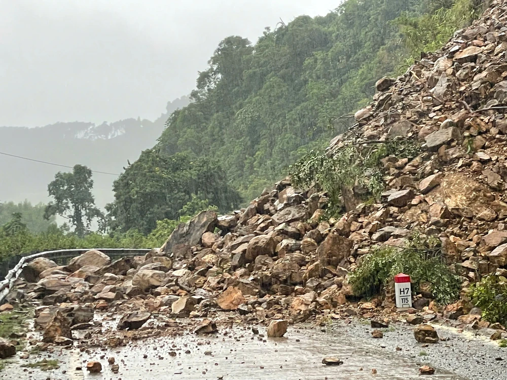 Quảng Bình xuất hiện nhiều điểm sạt lở, đập chứa nước 500.000 m3 bị vỡ do mưa bão số 1