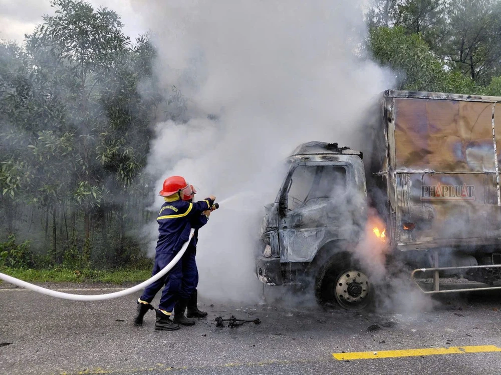 Xe tải bốc cháy dữ dội trên đường Hồ Chí Minh qua Quảng Bình