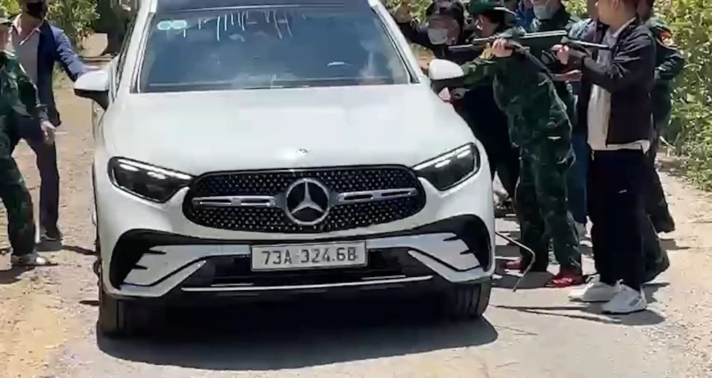 Video chặn bắt ô tô Mercedes vận chuyển ma túy ở khu vực biên giới