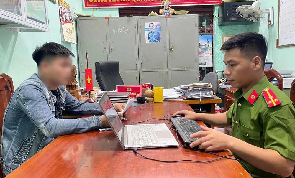 Thanh niên đem dây chuyền vàng đi cầm cố, rồi đến công an trình báo bị cướp