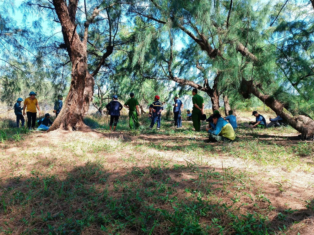 Huy động gần 100 người dập đám cháy rừng ở Quảng Trị