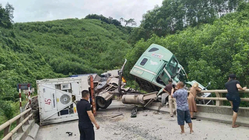 Xe container lật nghiêng chắn ngang Quốc lộ 12A ở Quảng Trị