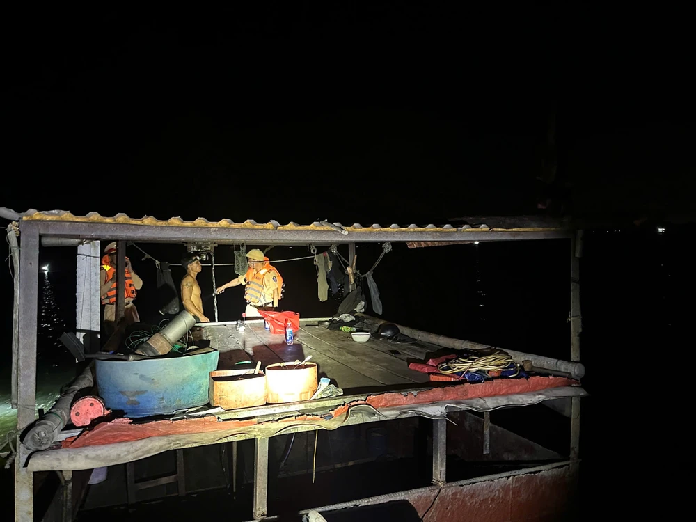 Video cận cảnh công an Quảng Trị bắt ‘cát tặc’ trên sông giữa đêm tối