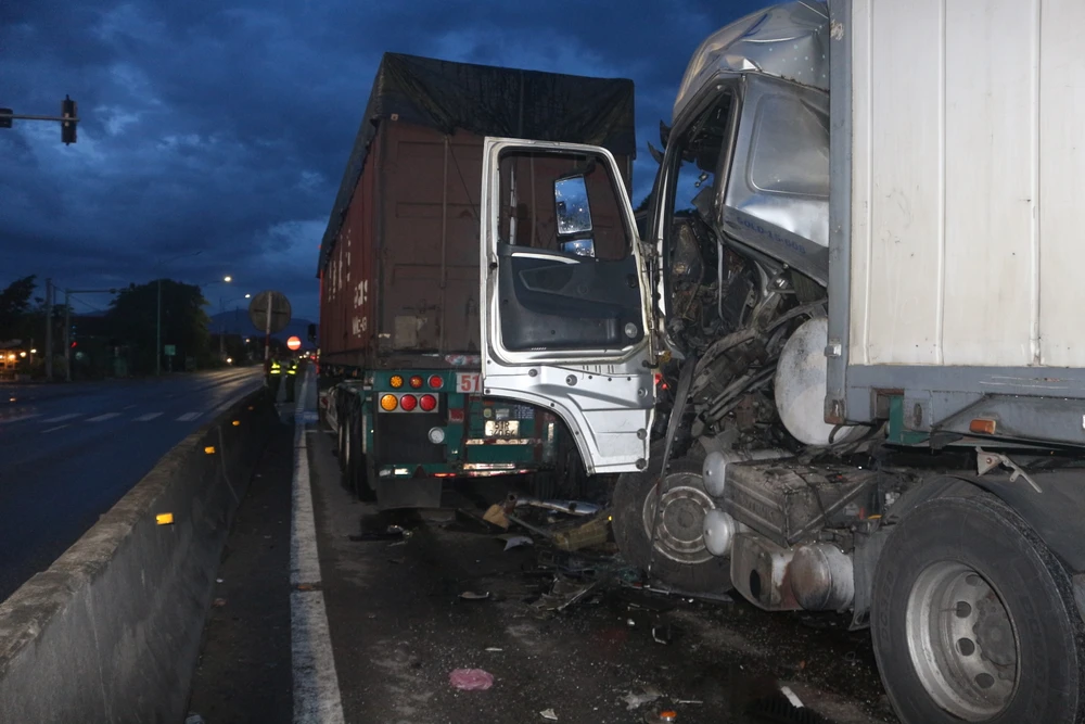 Tông vào đuôi xe container dừng đèn đỏ, tài xế xe đầu kéo mắc kẹt trong cabin