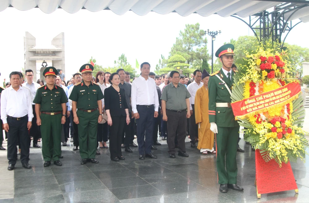 Thủ tướng Phạm Minh Chính dâng hương tưởng niệm các Anh hùng liệt sĩ ở Quảng Trị