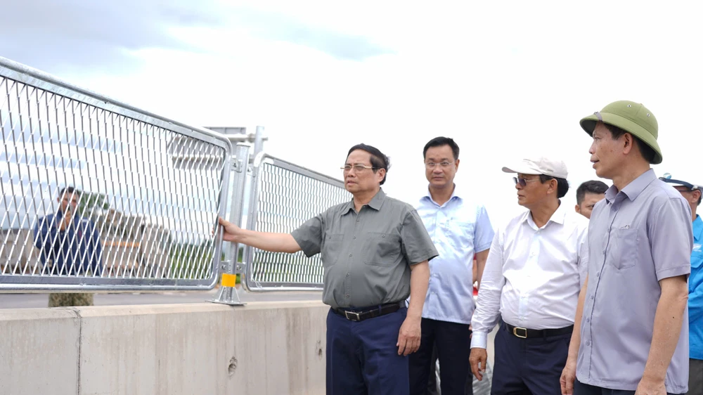 Thủ tướng Phạm Minh Chính kiểm tra 3 dự án cao tốc, sân bay, cảng biển ở Quảng Trị