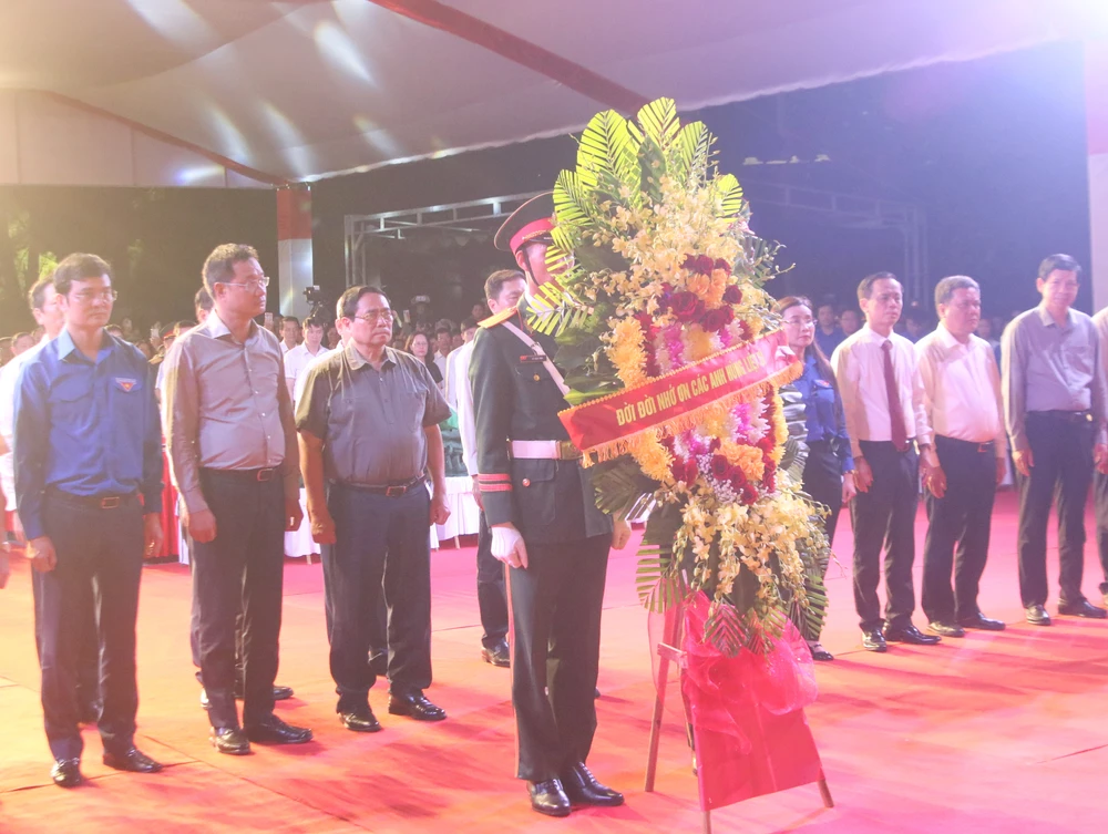 Thủ tướng Phạm Minh Chính thắp nến tri ân các Anh hùng liệt sĩ ở Quảng Trị