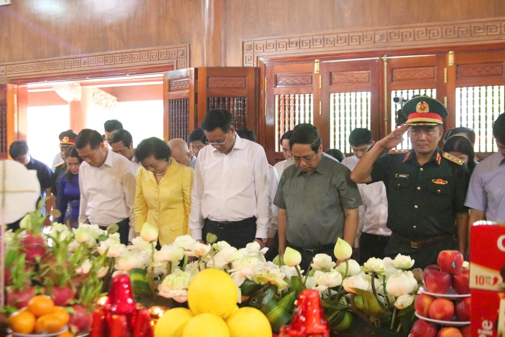 Thủ tướng Phạm Minh Chính dâng hương tại đền thờ Bác Hồ và các Anh hùng liệt sĩ